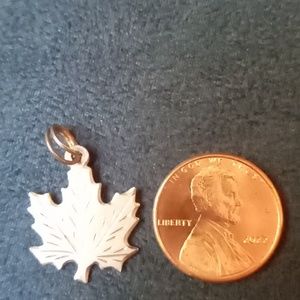 Pretty 3/4" silver maple leaf charm